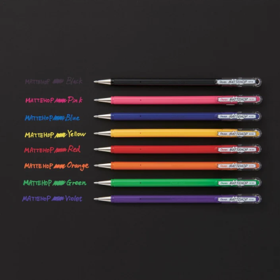 Oito canetas esferográficas coloridas MATTEHOP alinhadas horizontalmente com traços coloridos correspondentes ao lado