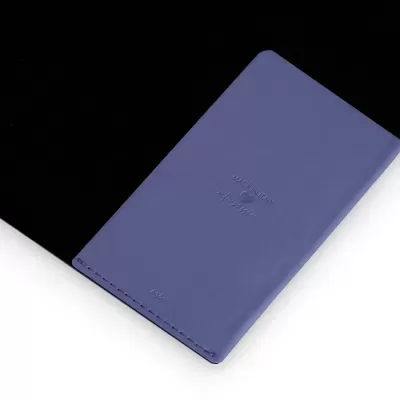 Capa azul com texto em relevo 'LOUIS VUITTON PARIS' em fundo preto e branco