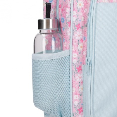 Mochila azul clara com bolso lateral de rede e garrafa transparente