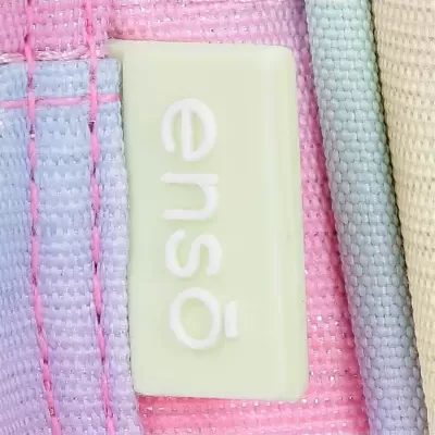 Etiqueta branca com texto 'ensō' em tecido rosa com fios coloridos