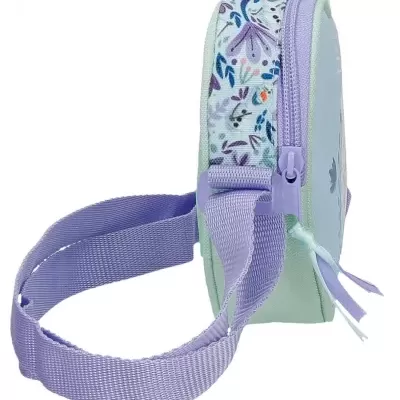 Mala pequena com padrão floral e alça roxa vista lateral