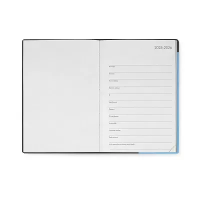 Caderno aberto com páginas internas para preenchimento de informações pessoais do ano 2025-2026