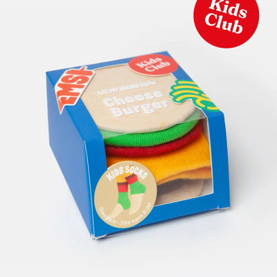 Caixa azul com meias de criança coloridas e texto Cheese Burger.