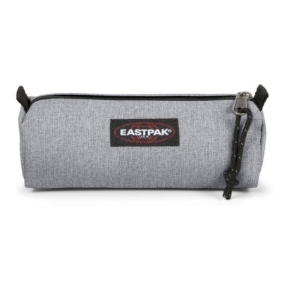 Estojo escolar cinza retangular com fecho e etiqueta EASTPAK