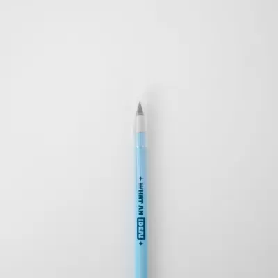 Lápis de cor azul claro com tampa transparente em fundo branco