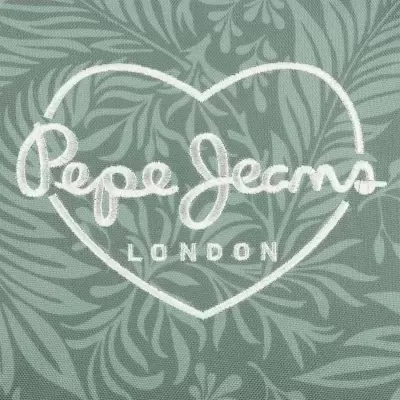Bordado branco com texto Pepe Jeans LONDON em tecido verde com padrão floral.