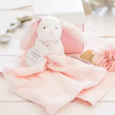 Peluche coelho rosa macio com etiquetas e fundo claro