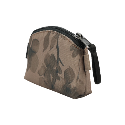 Carteira pequena bege com padrão floral cinzento e fecho preto