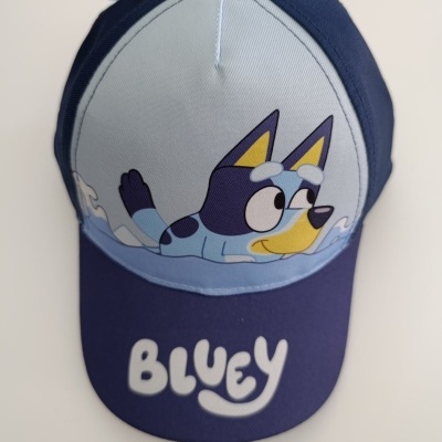 Boné azul com estampa da personagem Bluey e texto BLUEY