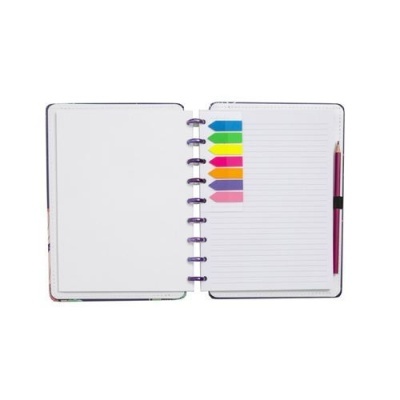 Caderno aberto com folhas brancas e apontadores autocolantes coloridos