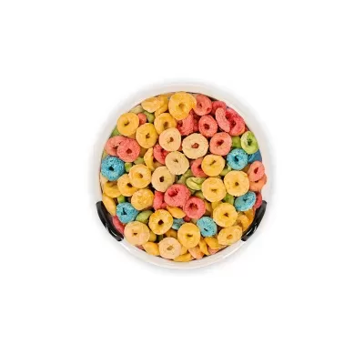 Tigela branca com cereal colorido em forma de anéis