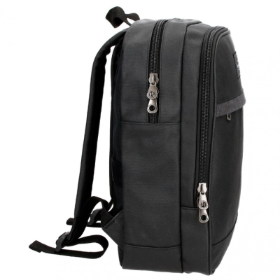 Mochila preta vista lateral com fechos metálicos e alças acolchoadas