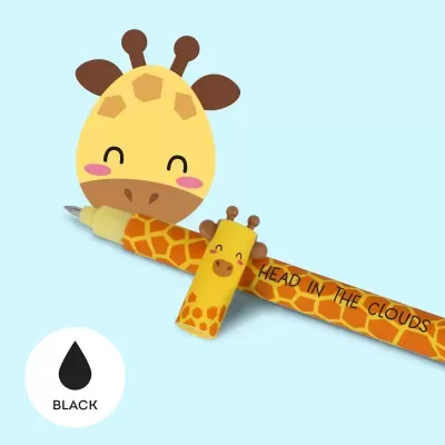 Caneta amarela com padrão de girafa e tampa em forma de cabeça de girafa sorridente