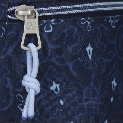 Fecho de mola metálico em bolsa azul escura com padrão floral azul claro e cordão azul claro com nó