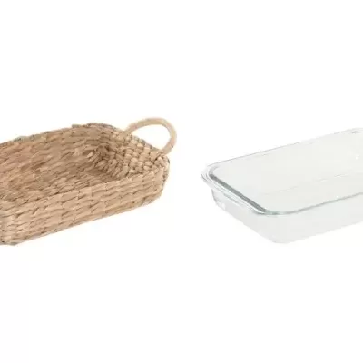 Dois tabuleiros, um de vidro transparente e outro de rattan com alças.