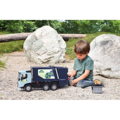 Carrinha de recolha de lixo de brinquedo azul e cinzenta com menino a brincar ao lado