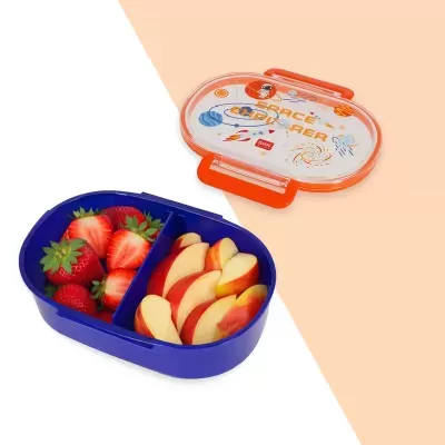 Porta-alimentos azul com tampa transparente e laranja estampada com texto e morangos e maçãs dentro