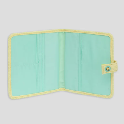 Carteira azul claro com bordas amarelas aberta