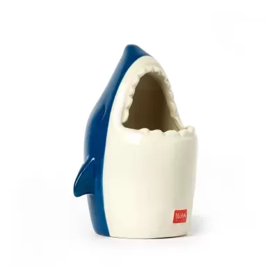 Vaso ou recipiente em cerâmica com forma de tubarão azul e branco