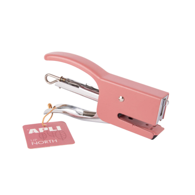 Pinça corta etiquetas rosa com etiqueta pendurada.