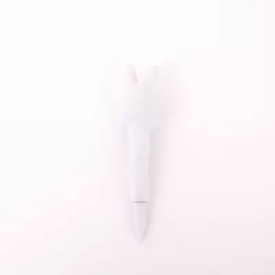 Caneta branca com parte superior em forma de coelho ou animal com orelhas