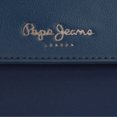 Sinalização da marca Pepe Jeans LONDON em material azul texturizado