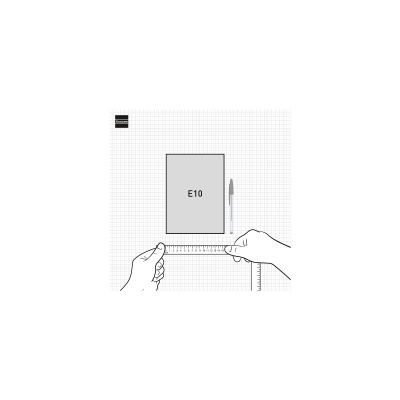 Livro cinzento com etiqueta E10 em cima de papel quadriculado, caneta ao lado, mãos seguram régua para medir.
