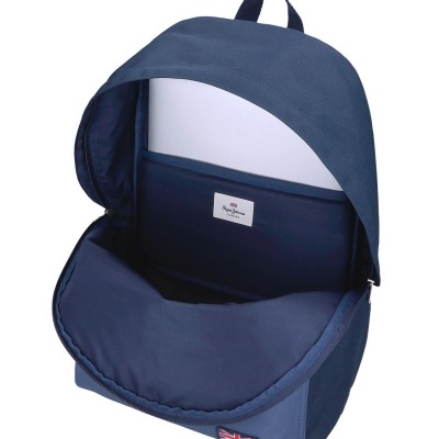 Mochila azul escura aberta com etiqueta interna Pepe Jeans e bandeira do Reino Unido