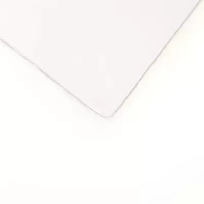 Capa branca lisa com logótipo em relevo no canto