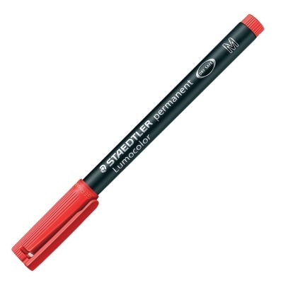 Caneta permanente Staedtler preta com tampa vermelha e texto branco