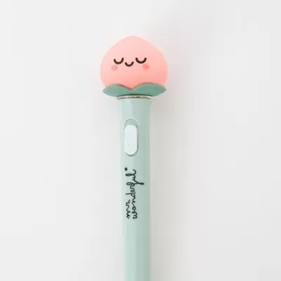 Caneta esferográfica verde-água com topo rosa em forma de pêssego sorridente