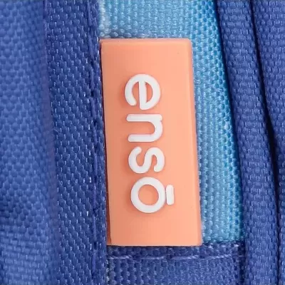 Etiqueta laranja com texto branco ensó numa superfície azul têxtil