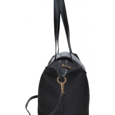 Mala de viagem preta com alças e detalhes em couro