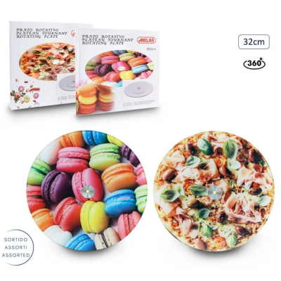 Dois pratos giratórios coloridos decorados com macarons e pizza ao lado de embalagens.