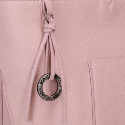 Mala rosa de material granulado com pendente metálico redondo