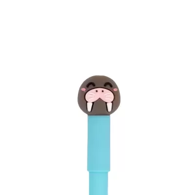 Caneta azul claro com tampa decorada com uma foca sorridente em silicone.