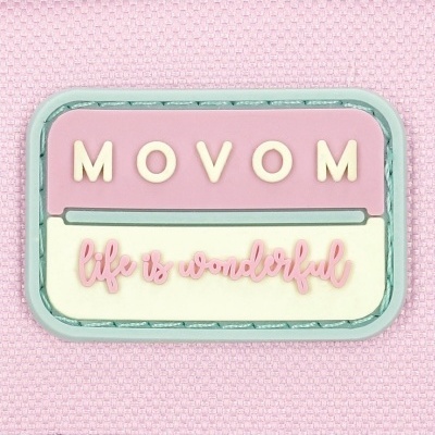 Etiqueta de tecido e borracha rosa e lilás com texto MOVOM e life is wonderful