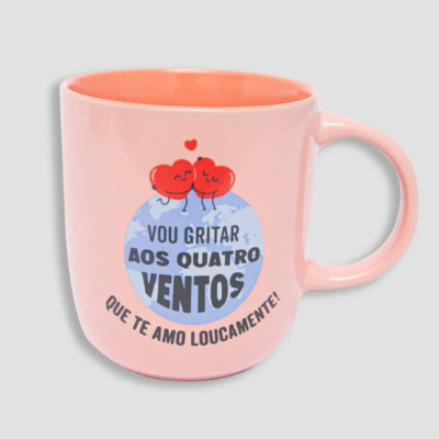 Caneca rosa com dois corações e texto em português sobre um círculo azul claro