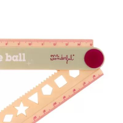 Régua plástica bege com marcações rosas e texto mr. wonderful.