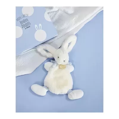Brinquedo de peluche coelho branco com caixa azul e pano branco