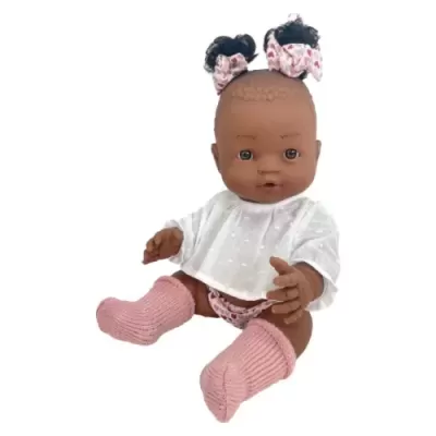 Boneca de pele castanha com roupa branca e meias cor-de-rosa