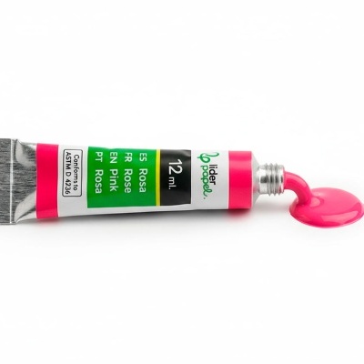 Tubo metálico de tinta rosa de 12 ml com tinta a sair sobre fundo branco