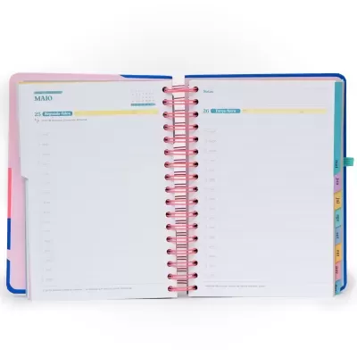 Agenda semanal aberta com encadernação rosa e abas coloridas de meses.