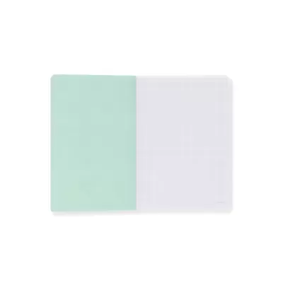 Caderno aberto com capa verde água e folha quadriculada branca.