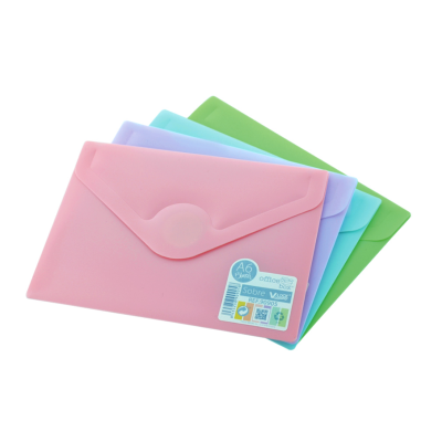 Quatro pastas organizadoras coloridas em plástico semitranslúcido com fecho de aba e botão, em várias cores