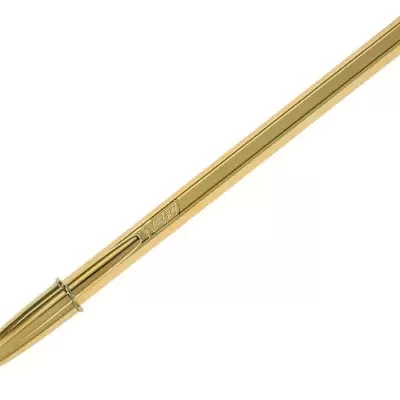 Caneta metálica dourada com acabamento brilhante isolada