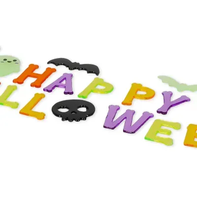 Decoração de letras e símbolos para Halloween em várias cores sobre fundo branco.