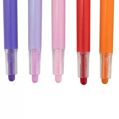 Cinco marcadores coloridos em plástico com tampas transparentes