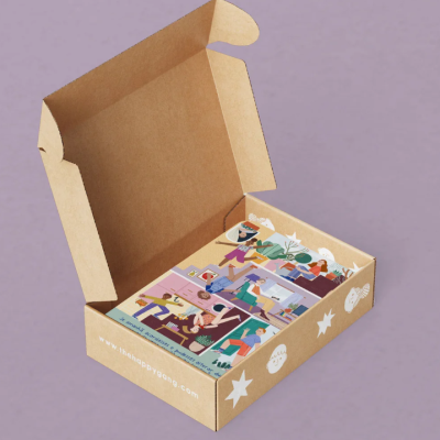 Caixa de cartão castanha aberta com cartas coloridas e texto na lateral