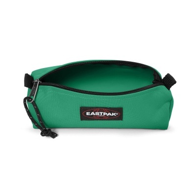 Estojo escolar verde com fecho preto e etiqueta EASTPAK